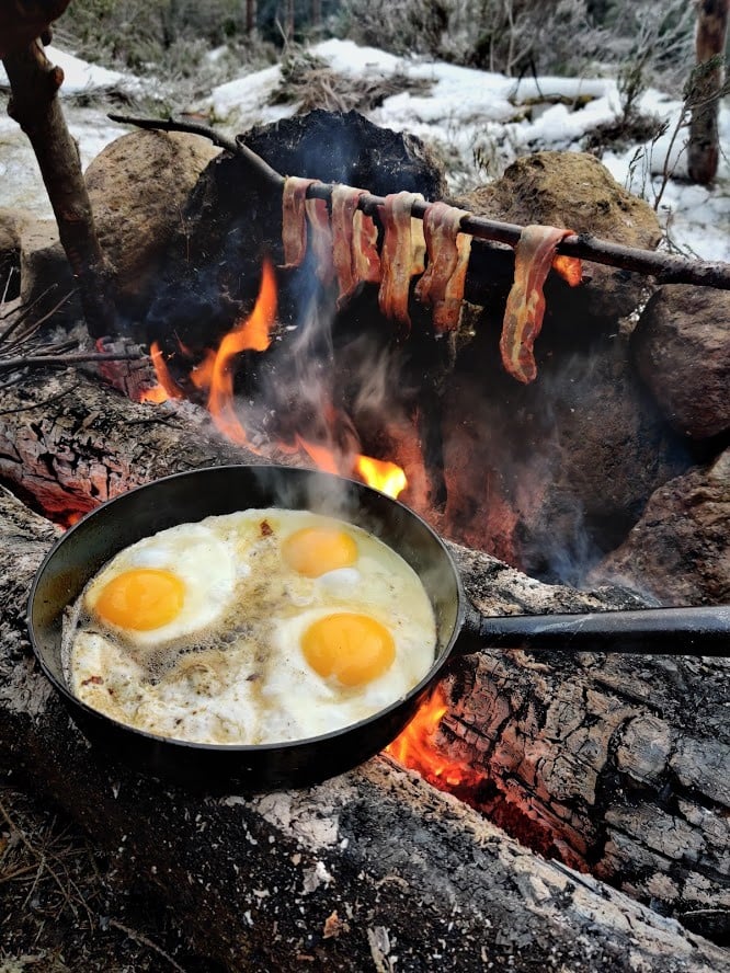 Aamupalaksi munia ja tikkupekonia.
