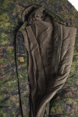 Carinthia SA M05 makuupussi, M05 metsäkuvio. Sisäpussi kiinnittyy vetoketjulla ja naruilla, joten sen voi pestä tarvittaessa.