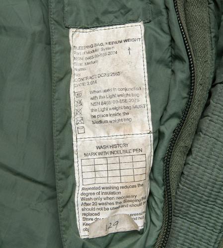 Brittiläinen modulaarinen "Defence 4" makuupussi, ylijäämä. Kätevä pesuruksisysteemi ja käyttöohjeita.