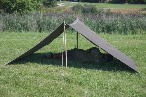NVA telttakeppi- ja -kiilasarja, 30-osainen, ylijäämä. Dioraama yksinkertaisesta telttamallista.
