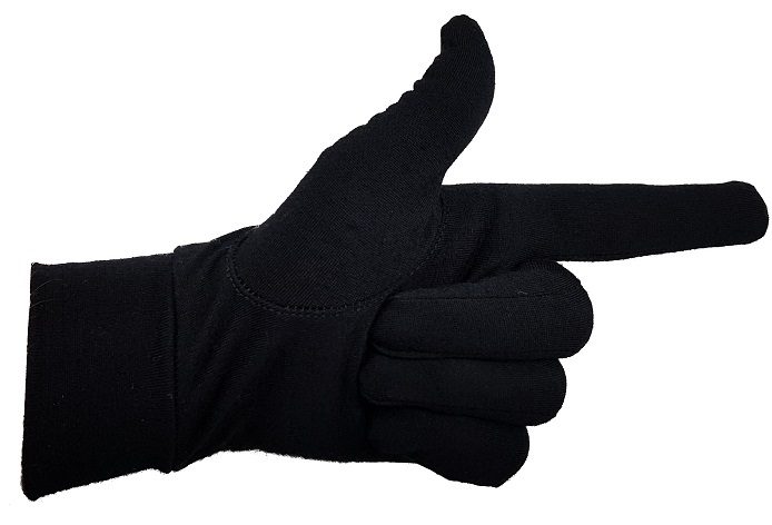 Musta hansikas kädessä, jonka peukalo on ylhäällä ja etusormi ojennettuna eteen osoittaen oikealle. Muut sormet ovat nyrkissä.