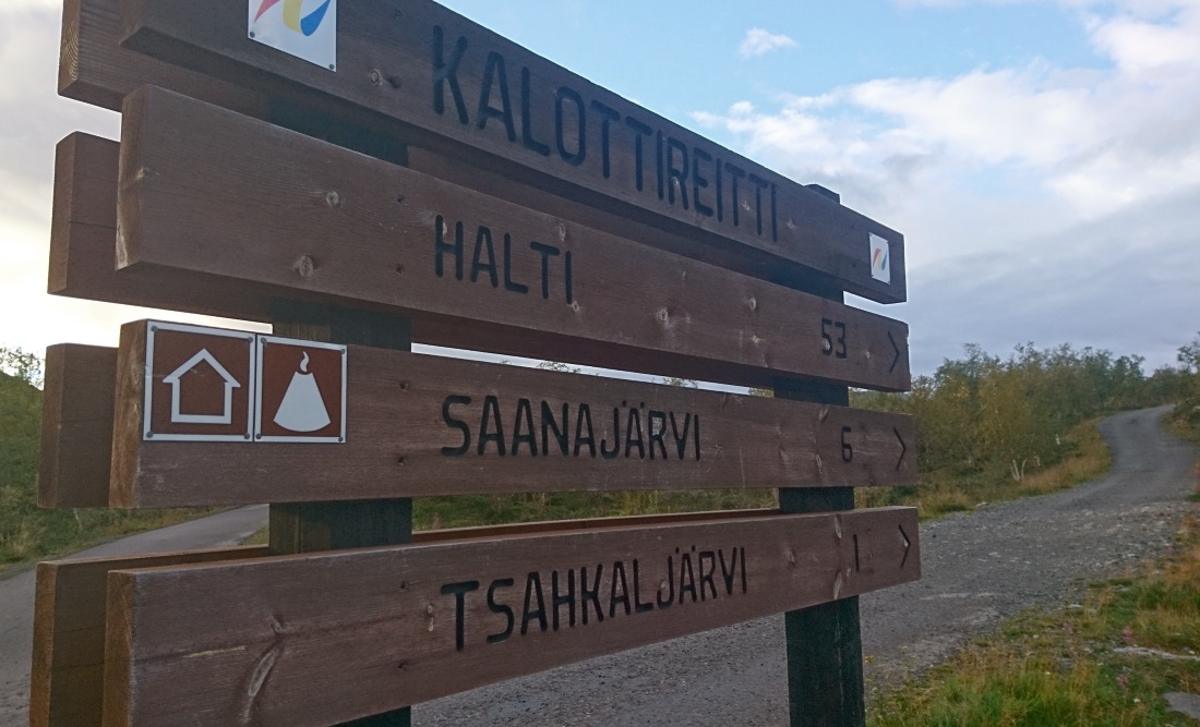 Kalottireitin puiset opasteet: Halti 53, Saanajärvi 6, Tsahkaljärvi 1.