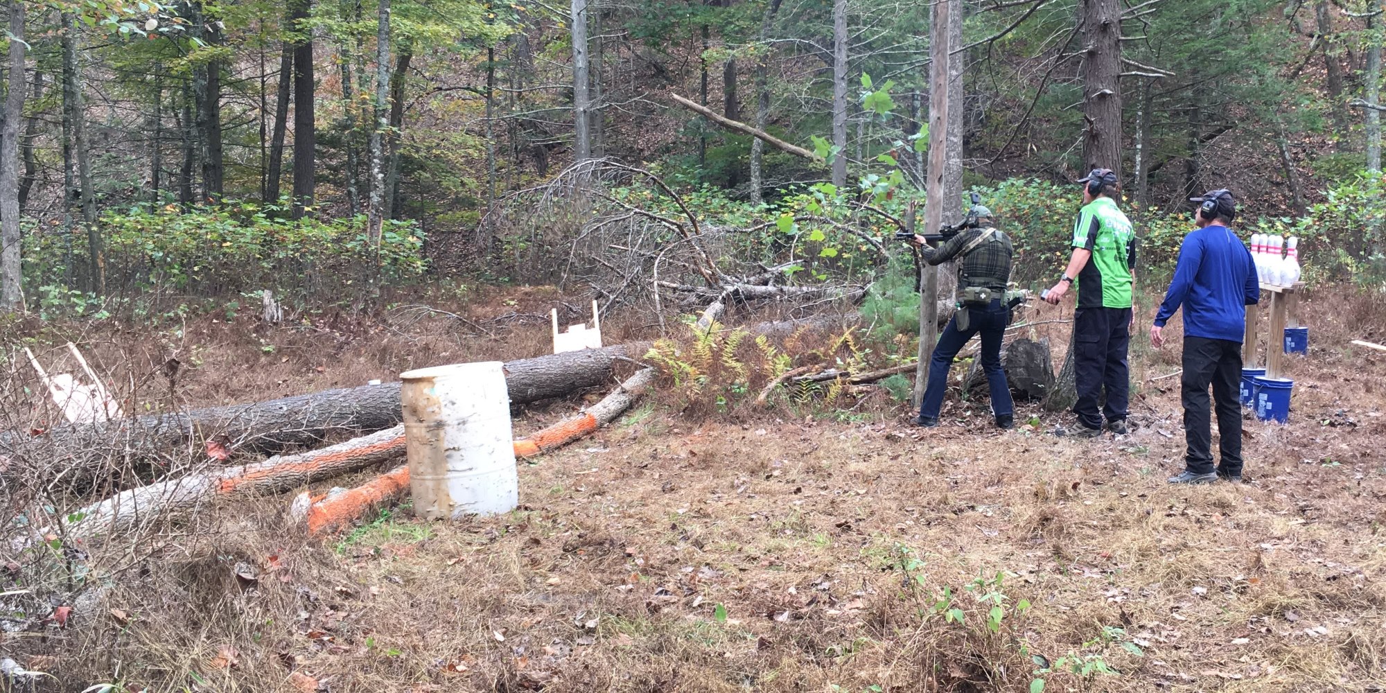 Metsäinen ampumapaikka, jolla ampujan ja kaksi toimitsijaa.