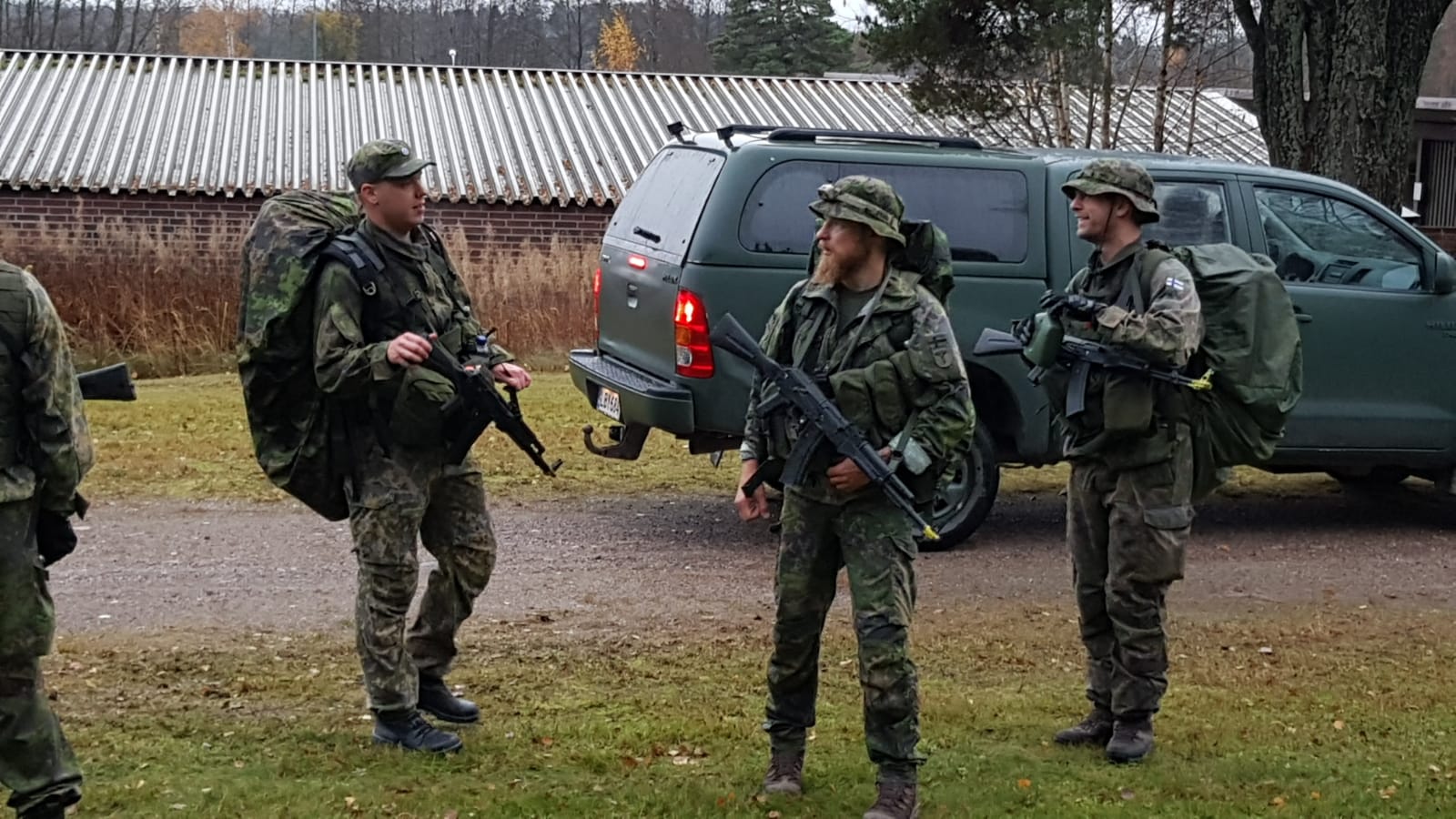Kolme sotilasta varusteissa valmiina marssille.