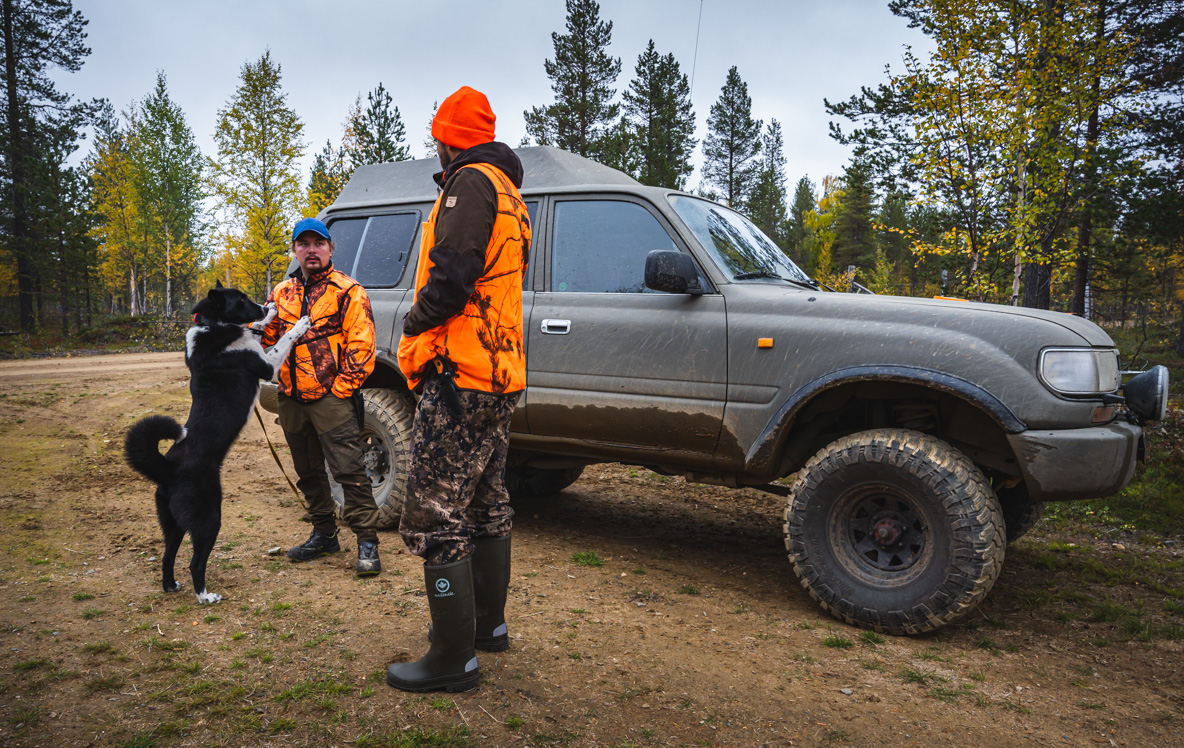 Two moose hunters, a karelian bear dog, and am SUV
