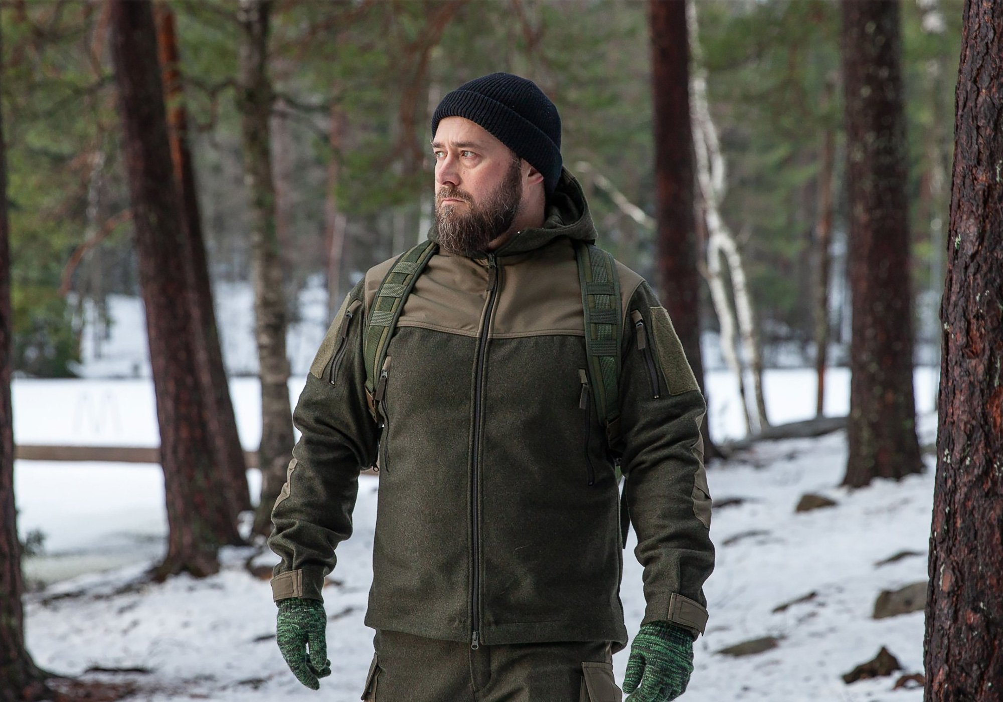 Mies metsässä yllään Varustelekan Särmä TST Woolshell -puku