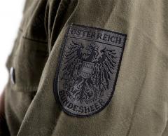 Itävaltalainen Anzug 75 kenttäpusero, ylijäämä. Joissain paidoissa on Bundesheerin vaakuna hihassa.
