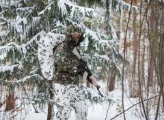 Särmä TST M05 pakkastakki. Lumipuvun alaosa, pakkaspuvun yläosa, hirmu tehokas yhdistelmä lumisessa metsässä!