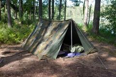 BW telttakangas, Flecktarn, ylijäämä. Yhdistämällä kaksi kangasta saa aikaan kahden hengen telttakankaan. Kepit, kiilat ja narut pitää hankkia erikseen.