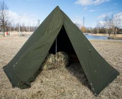 Puolalainen taistelijaparin teltta, ylijäämä. Hanhenpaskan seassa on mukava viettää krapulapäivää.