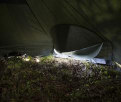 Savotta Hawu 8 teltan komponentit. Oviaukon sisäpuolella on lämmön karkaamista estävä ovela lirpake.