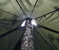 Savotta Hawu 4 teltta. Puun ympärille pystytetty Hawu sisältä.
