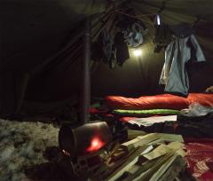 Savotta Hawu kamiinan rullapiippu RC-2000. Lämpöisessä teltassa on mukava kuivata varusteitaan ja kokkailla