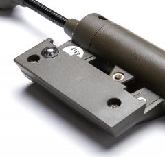 Princeton Tec Charge MPLS. Jousikuormitettu kuulalaakeri naksauttaa valon kiskoon tai sovittimeen.