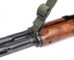 Särmä TST 2P-RK pikasäädettävä asehihna. 25 mm hihnan saa C:n muotoiseksi taitettuna ujutettua nätisti AK:n hihnalenkistä.