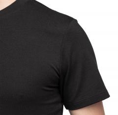 Särmä T-paita. Ajantasaisessa mallissa on tavanomainen hihan istutus.