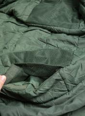 Brittiläinen modulaarinen "Defence 4" makuupussi, ylijäämä. Kurkkaus pussin sisällä piileskeleviin arvotavaralokeroihin. Näihin saa myös sukat kuivumaan