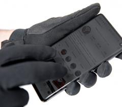 Magpul Technical Glove 2.0. Kummankin käden peukalolla, etu- ja kesisormella voi operoida kosketusnäyttöpuhelinta.