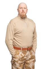 Brittiläinen Combat Undershirt, Thermal, palosuojattu paita, hiekanvärinen, ylijäämä. Mallin pituus 183 cm, paino 94 kg, rinnanympärys 116 cm, ylipitkät apinakädet.