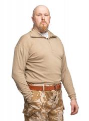 Brittiläinen Field Shirt Norgie-paita, palosuojattu, hiekanvärinen, ylijäämä. Mallin pituus 183 cm, rinnanympärys 116 cm, paita Large.