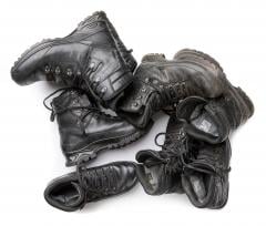 BW Meindl Combat Extreme varsikengät, ylijäämä. Yleiskuva kenkien kunnosta. Mukaan on soluttautunut yhdet toisetkin kengät, mutta ne on kyllä varastolla eroteltu.