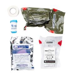 NAR Individual Aid Kit ensiapupakkaus. Sisällä on kaikki mitä tarvitaan verenvuodon tyrehdyttämiseen paitsi kiristysside, joka pitää ostaa erikseen. 