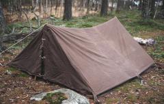 Brittiläinen 2-hengen WW2-mallin teltta, ylijäämä. Kahden hengen teltta, mutta mukavampi yksin, jos on paljon tavaraa.