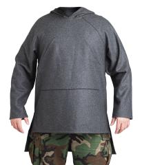Särmä Blanket Shirt huopatakki. Mallin rinnanympärys 129 cm ja pituus 186 cm, päällä koko L/XL.