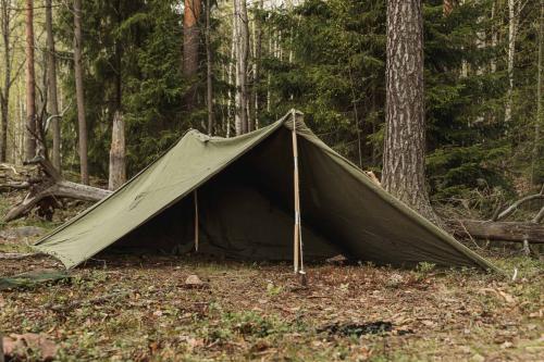 Norjalainen rombi-telttakangas, oliivinvihreä, ylijäämä. Kuvassa väärin pystytetty neljän hengen teltta. Kahdestakin kankaasta saa tilapäisen suojan. Keppejä, naruja tai kiiloja ei tule mukana.