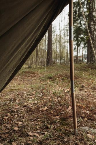 Norjalainen rombi-telttakangas, oliivinvihreä, ylijäämä. Keppejä, naruja tai kiiloja ei tule mukana.