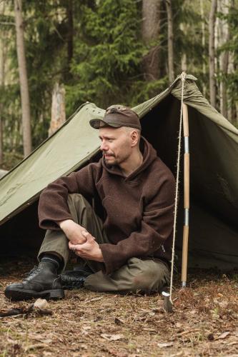 Norjalainen rombi-telttakangas, oliivinvihreä, ylijäämä. Kuvassa väärin pystytetty neljän hengen teltta. Keppejä, naruja tai kiiloja ei tule mukana.
