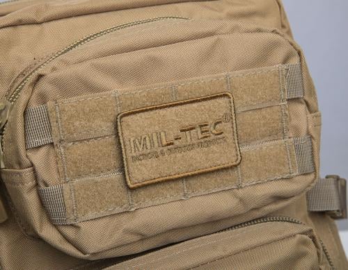Mil-Tec Assault Pack Large. Ylemmässä pikkutaskussa tarrapohjaa merkkejä varten.