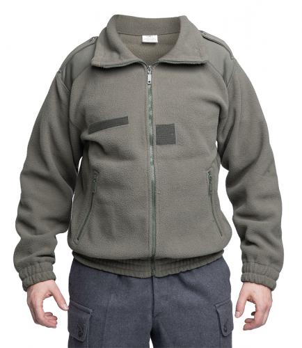 Ranskalainen fleece-takki, vihreä, ylijäämä. Kuvan malli kokoa Medium Regular, päällään koon 88C (Small Regular) takki! Valitse siis pykälää pienempi koko kuin suositeltu!