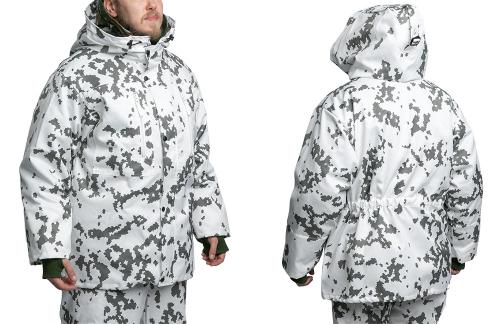 Särmä TST M05 lumipuvun takki. Mallin koko 175 / 100 cm, päällä koon Medium Regular takki (750). Alla pakkasvaatteet.