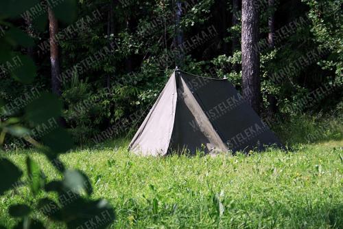 Itävaltalainen telttakangas kepeillä ja kiiloilla, oliivinvihreä, ylijäämä. Valmis teltta näyttäisi kutakuinkin tältä. Kuvassa saksalainen malli.