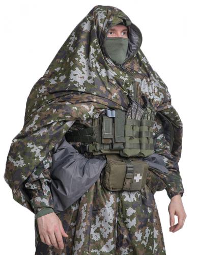 Särmä TST lämpöviitta. Tarpeen tullen viitan alta pääsee käsiksi myös taisteluvarusteisiin ja takin taskuihin. Kuvassa vanha versio harmaalla vuorikankaalla.