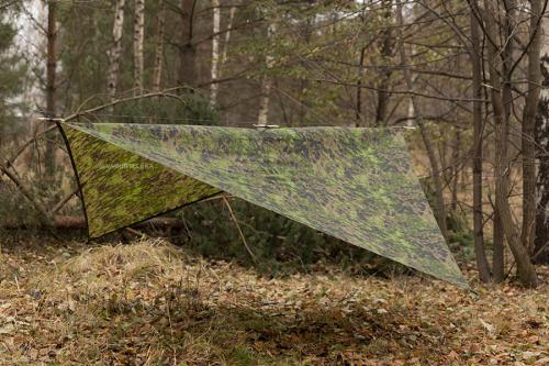 Särmä TST Laavukangas, M05 metsäkuvio. 250 x 250 cm pystytettynä "salmiakkina" kahden puun väliin.