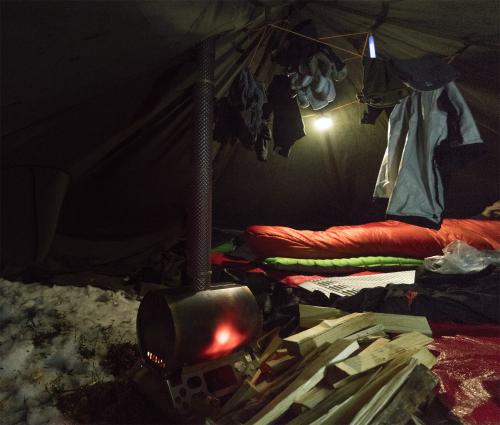 Savotta Hawu puukamiina WS-400. Lämpöisessä teltassa on mukava kuivata varusteitaan ja kokkailla