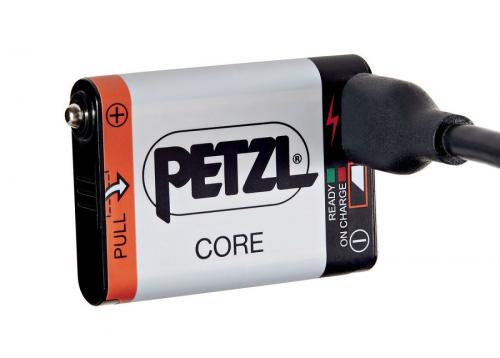 Petzl Core -akku Li-Ion 4.5 Wh. Akussa itsessään on Micro USB -liitin ja mukana tulee latausjohto.