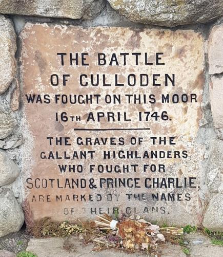 Kaiverrusteksti kivessä: The battle of Culloden was fought on this moor 16th April 1746. The graves of the gallant highlanders who fought for Scotland & Prince Charlie are marked by the names of their clans.