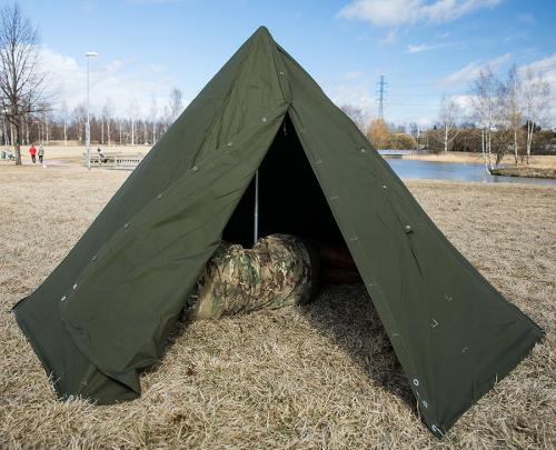 Puolalainen telttakangas, ylijäämä. Kahdesta tämmöisestä saa tehtyä teltan. Tarttet lisäksi keskisalon ja kasan kiiloja.