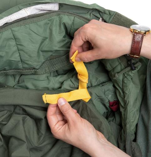 Brittiläinen modulaarinen makuupussin sisäpussi, ylijäämä. Värikoodatut sidontanarut brittiläiseen "Defence 4" makuupussiin kiinnittämistä varten.