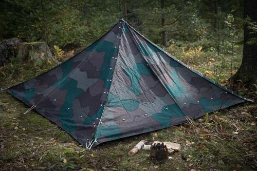 Ruotsalainen telttakangas/viitta, ylijäämä. Kuvassa neljästä kankaasta tehty teltta.