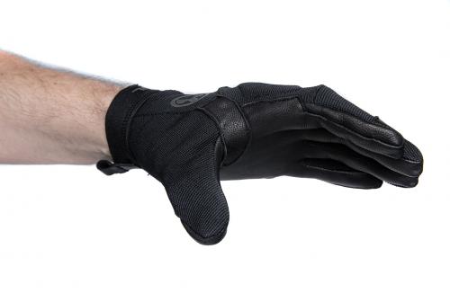 Magpul Patrol Glove 2.0. Peukalon ja etusormen välinen kulmavahvike pidentää hanskan käyttöikää ja lisää käyttömukavuutta pistoolikahvaisilla aseilla ammuttaessa.