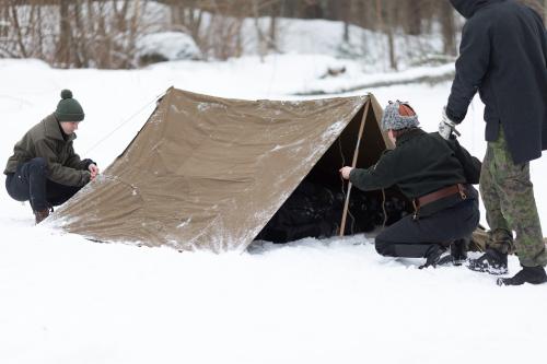 Romanialainen Plash-palatka sadeviitta/telttakangas, vihreä, ylijäämä. Neljästä kankaasta saa askarreltua teltan neljälle. Kuvassa CCCP Plash-palatkoja.