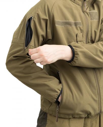 Hollantilainen Softshell-takki, ylijäämä. Kojootinruskeassa takissa tasku oikeassa hihassa.