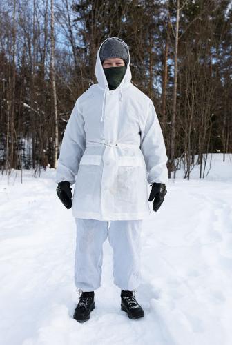 Hollantilainen lumipuvun takki, ylijäämä. Kuvassa 175 cm pitkä, 98 cm rinnanympäryksellinen taistelija päällään koon 6080/9505 lumipuku. Alla jumalattomasti lämmintä.