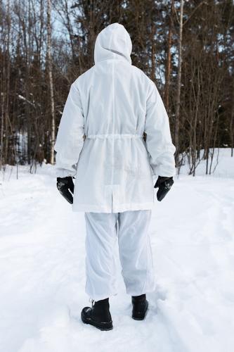 Hollantilainen lumipuvun takki, ylijäämä. Kuvassa 175 cm pitkä, 98 cm rinnanympäryksellinen taistelija päällään koon 6080/9505 lumipuku. Alla jumalattomasti lämmintä.