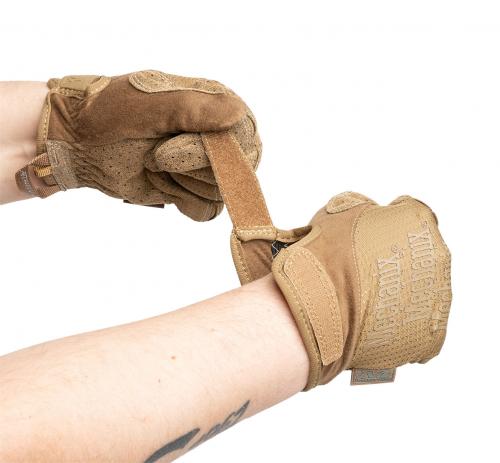Mechanix Specialty Vent hanskat. Ranteessa kumitettu tarranauhallinen kiristysläppä.