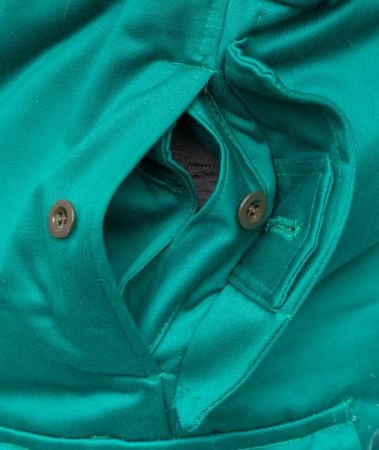 Itävaltalaiset toppahousut, hauskanvihreät, ylijäämä. Näissä on sivutaskut sekä läpiviennit alla olevien housujen taskuille.